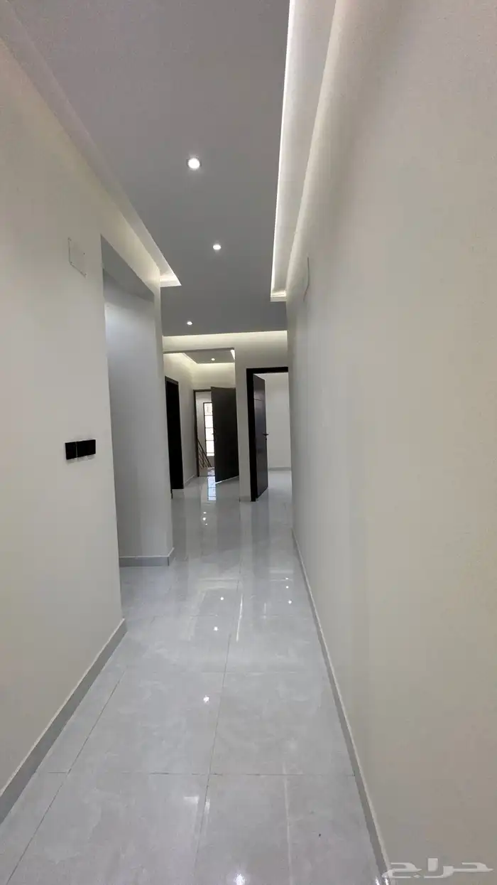 للبيع روف علوى مع ملحق من 650 الف بالخميس 17