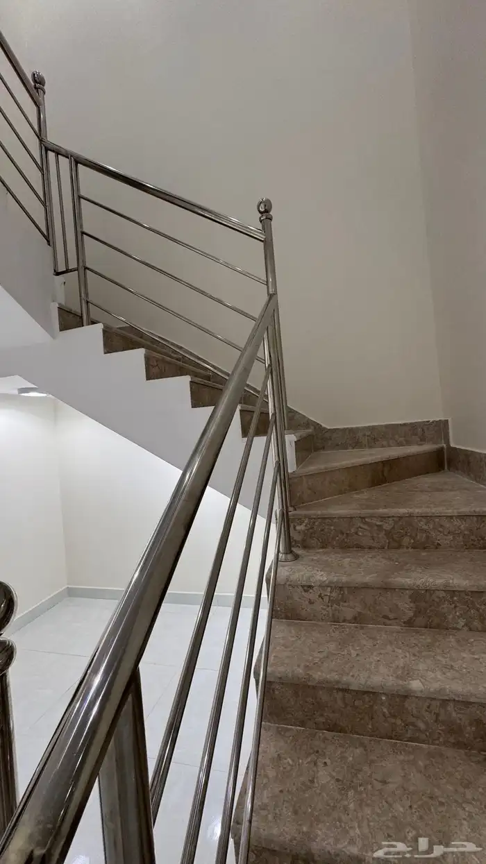 للبيع روف علوى مع ملحق من 650 الف بالخميس 15