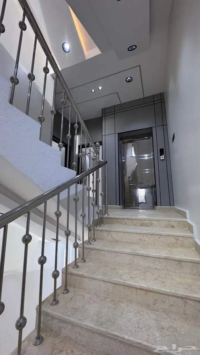 للبيع شقق ارضيه وعلوى مع سطح من 550 الف طريق ابها الخميس 20