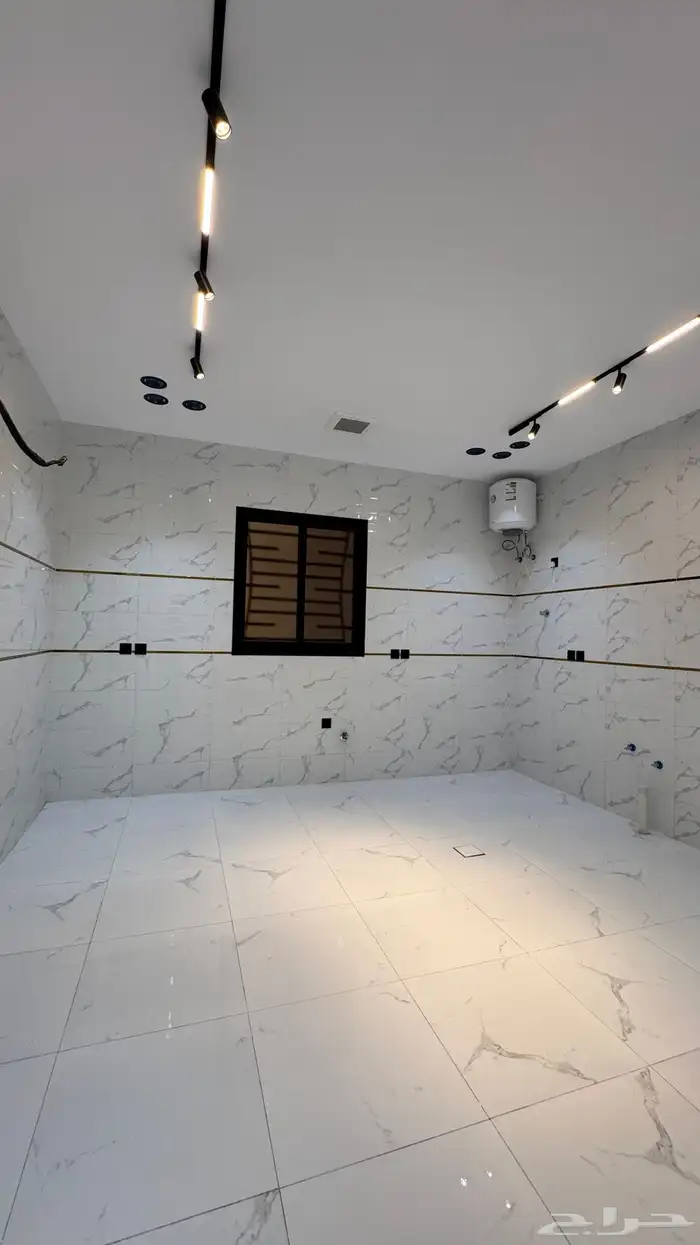 للبيع شقق ارضيه وعلوى مع سطح من 550 الف طريق ابها الخميس 27