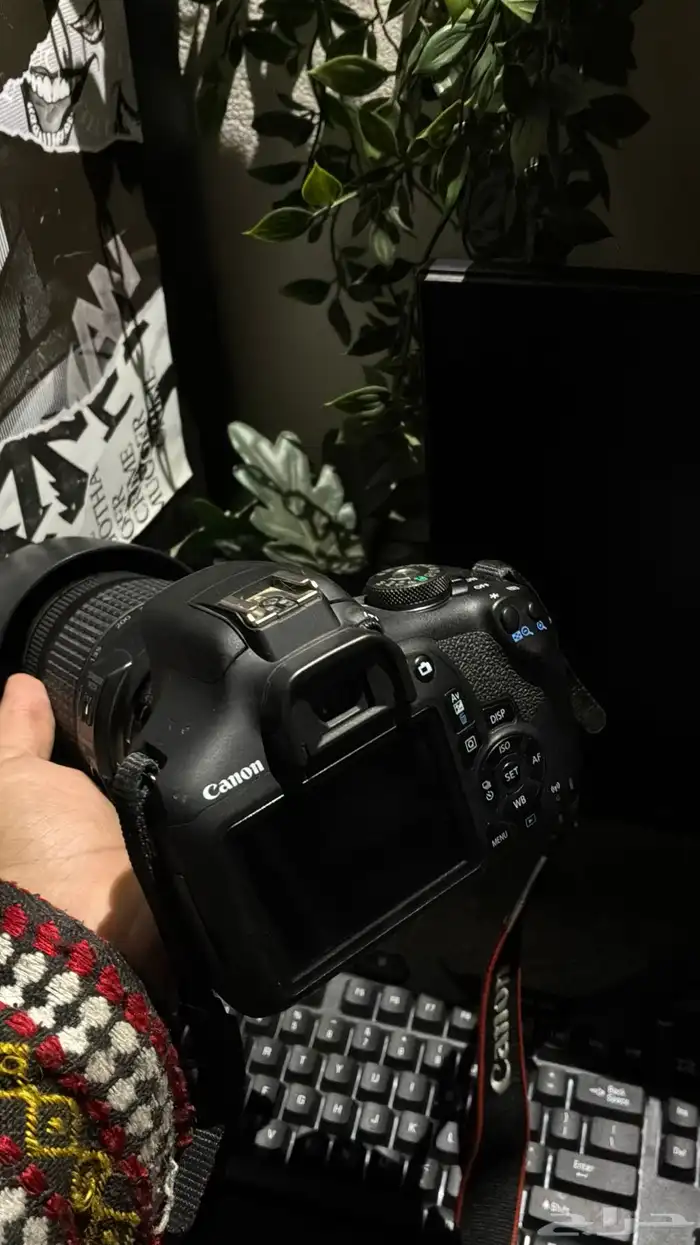كاميرا canon 2000d مع عدسة مجانا 1