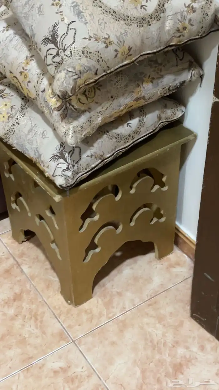 كنب للبيع مع ستاير 2مانختلف على السعر الخشب وسرير مجانا 1