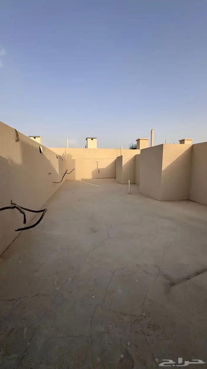 للبيع شقق ارضيه وعلوى مع سطح من 550 الف طريق ابها الخميس 37