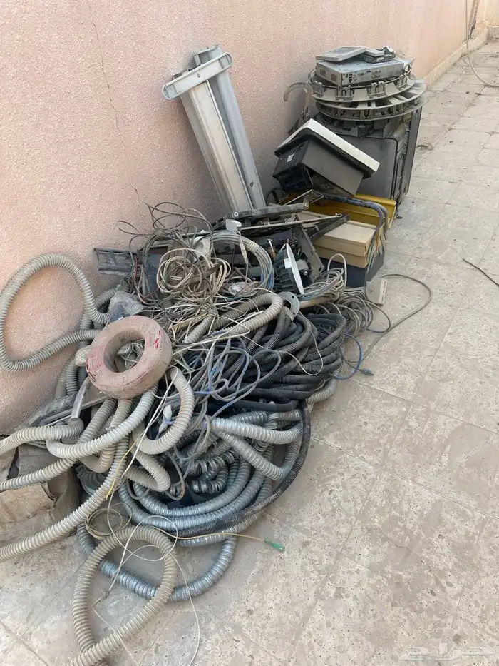 كمبيوتر ودفايه و طاولة خدمة ودريل شنطة ادوات كهرباء 0