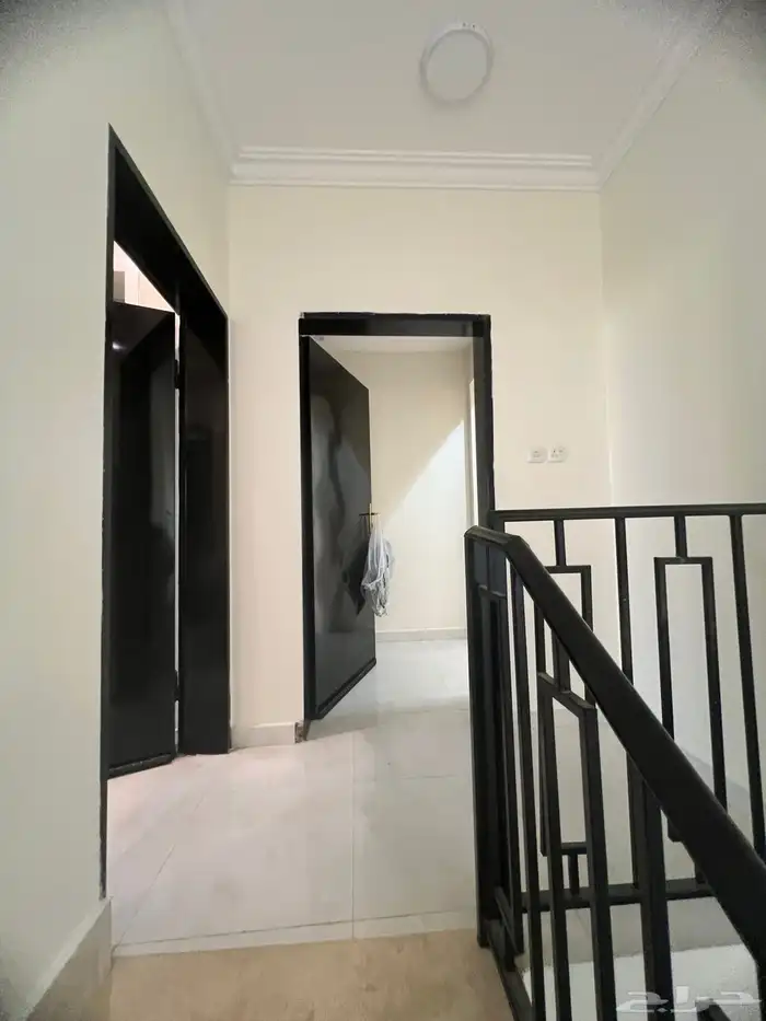 للايجار دور علوي مع سطح 0