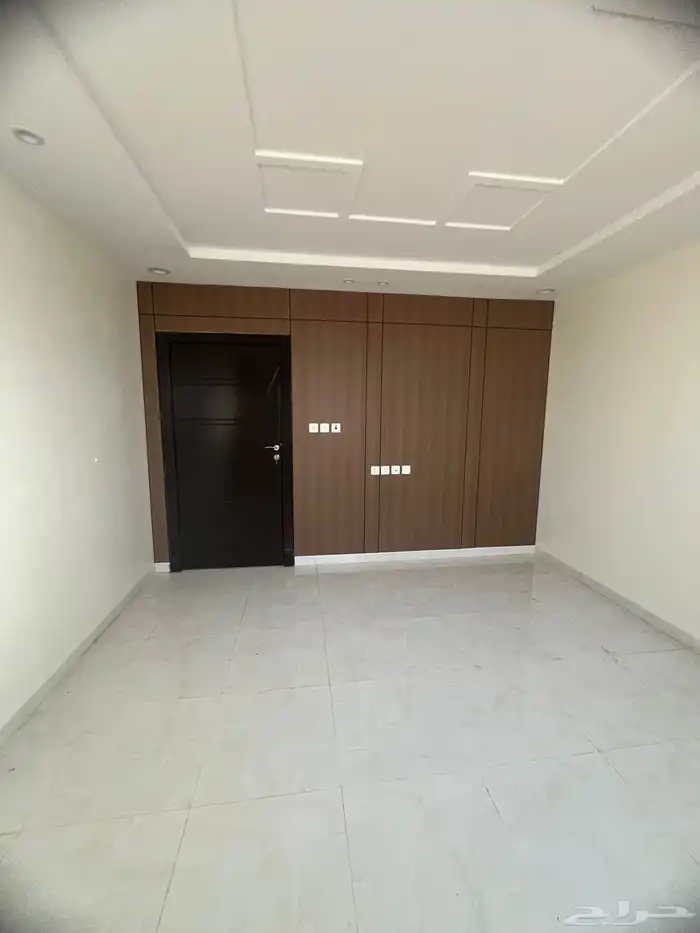 للايجار دور علوي مع سطح 4