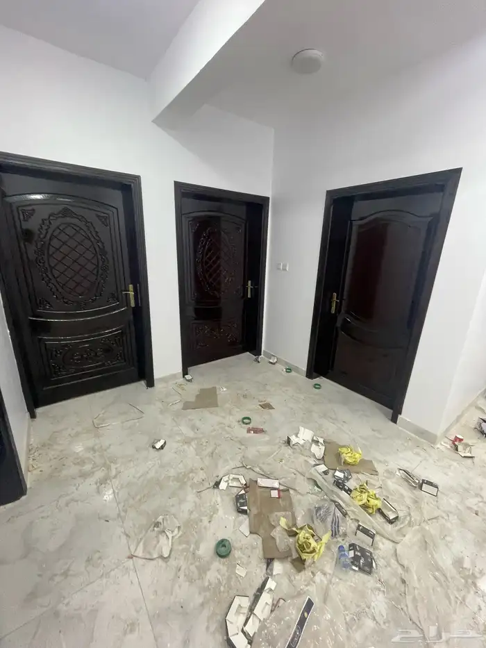 عمارة للايجار مكونه من 20 غرفة على طريق الهجرة الرئيسي 1