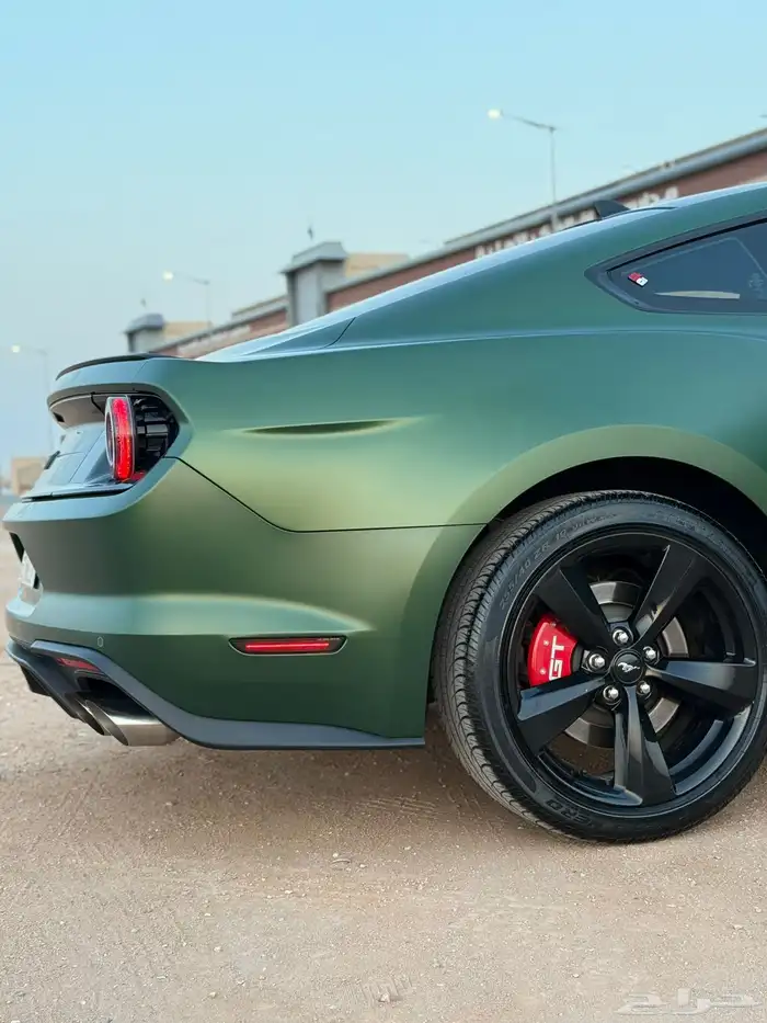 موستنج GT Premium موديل 2022 اللون الاخضر النادر شبه جديده 3