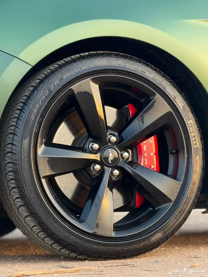 موستنج GT Premium موديل 2022 اللون الاخضر النادر شبه جديده 13
