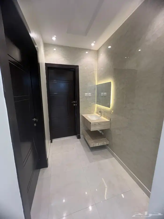للايجار دور علوي مع سطح 1
