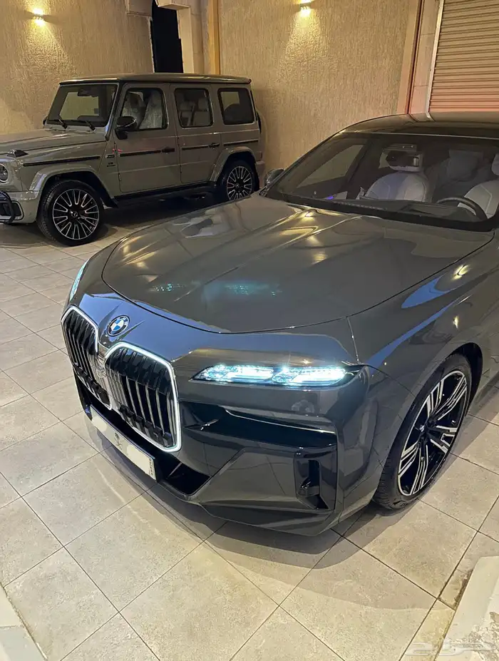 للبيع بي ام دبليو 2025 740i شبه جديدة 2