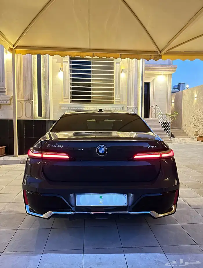 للبيع بي ام دبليو 2025 740i شبه جديدة 8