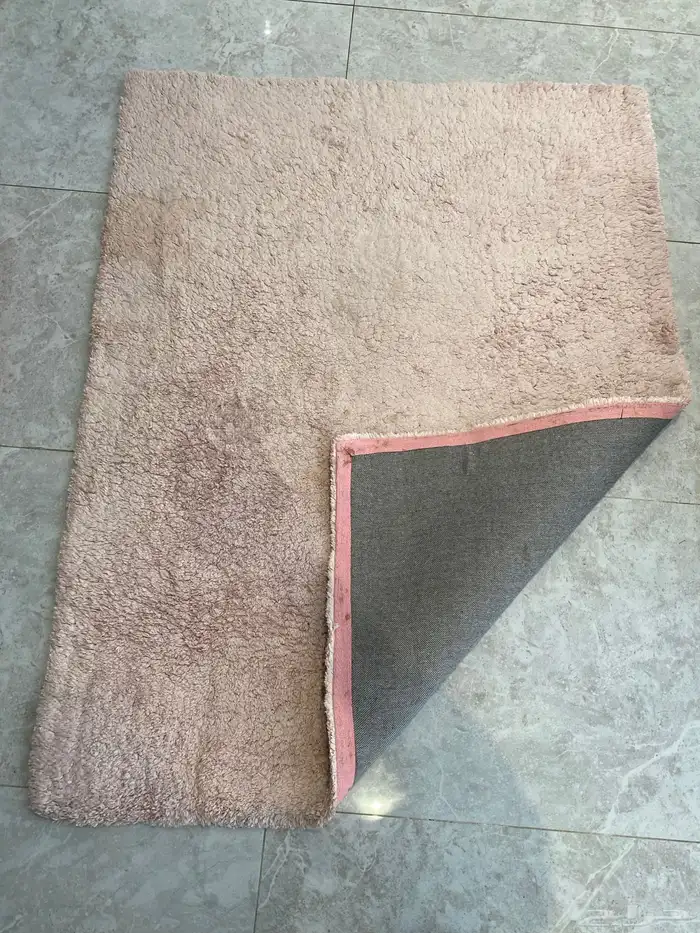 سجادة لون وردي متوسطة الحجم 1