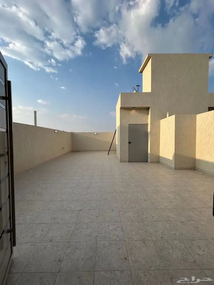 للبيع ارواف علويه بملحق في احد روفيده موقع متميز 32