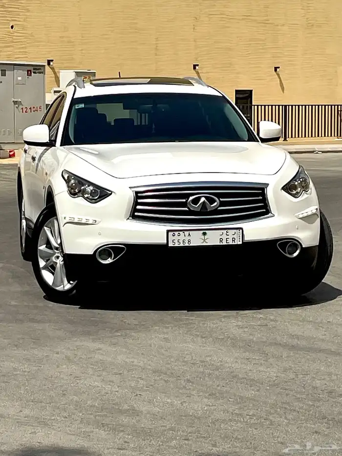 انفنتي QX70 فل كامل 2015 نظيف 4