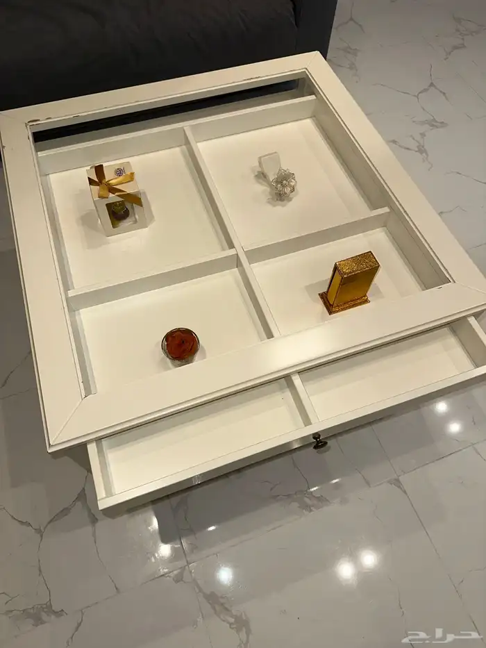 طاولة قهوة كبيرة مع أدراج من الجهتين في جدة 2