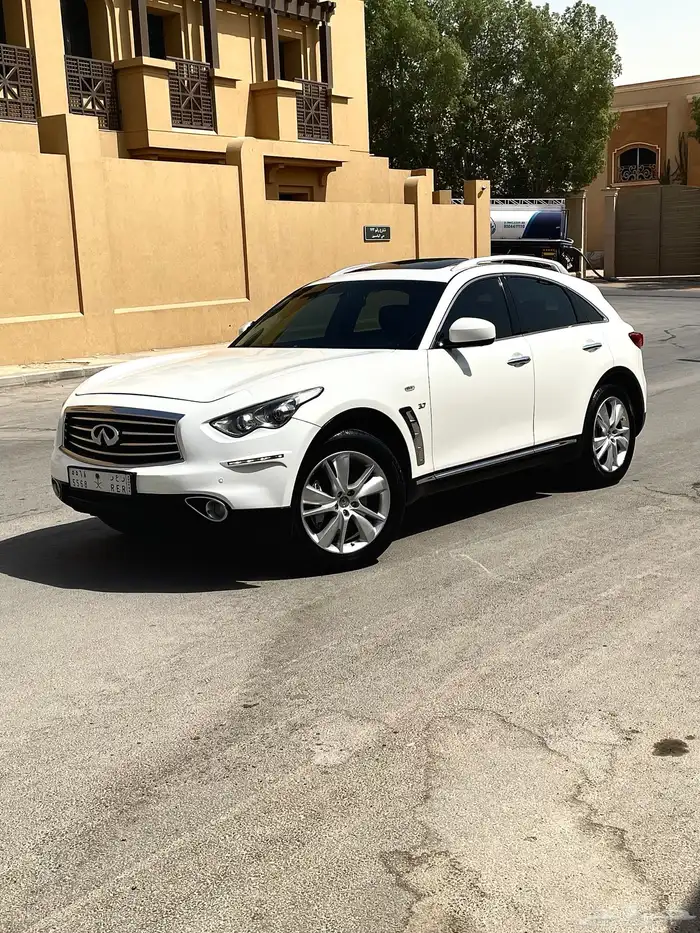 انفنتي QX70 فل كامل 2015 نظيف 2