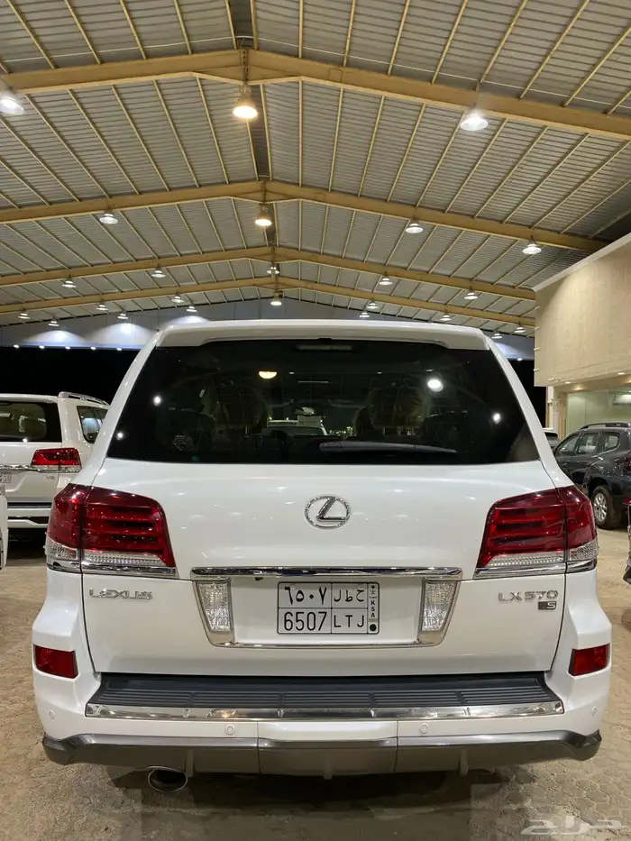 للبيع لكزس LX570 دي دي 2015 فل كامل عبداللطيف مخزن عداد 40 7
