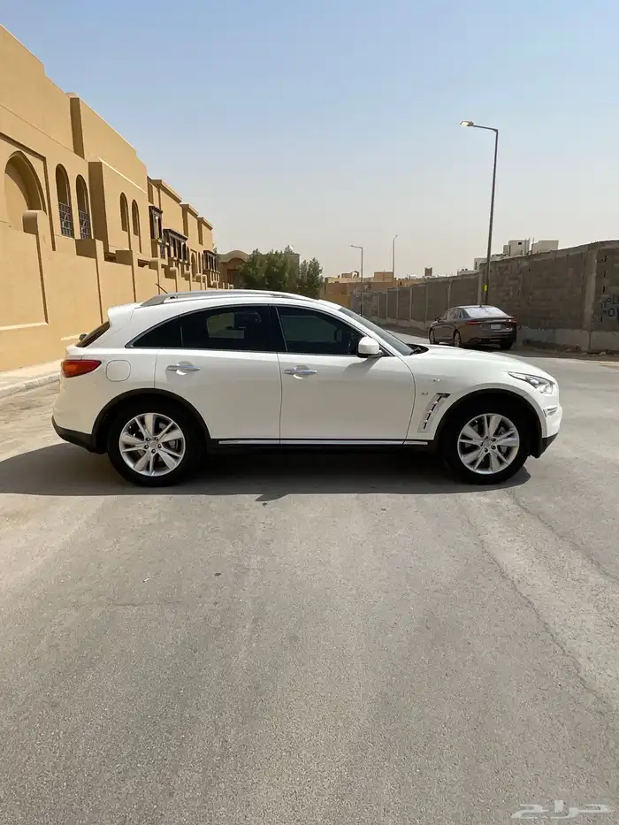 انفنتي QX70 فل كامل 2015 نظيف 12