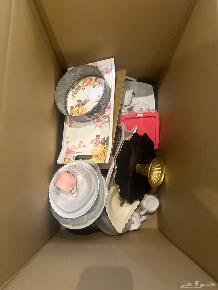 صحون وملاعق شبه جديده وقدور نظيفه وعلى الشرط 0