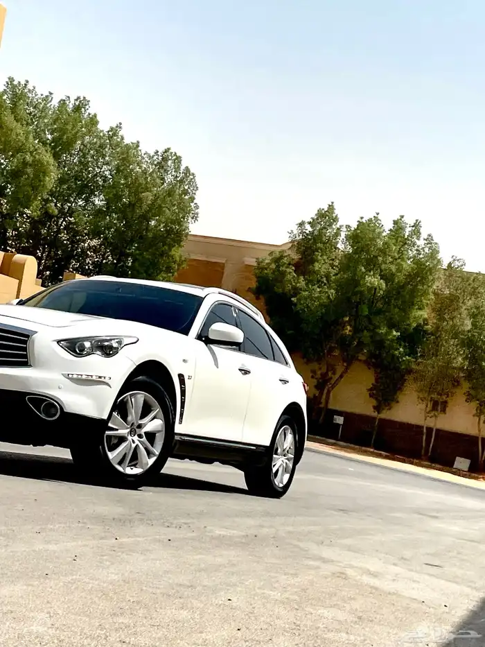 انفنتي QX70 فل كامل 2015 نظيف 16