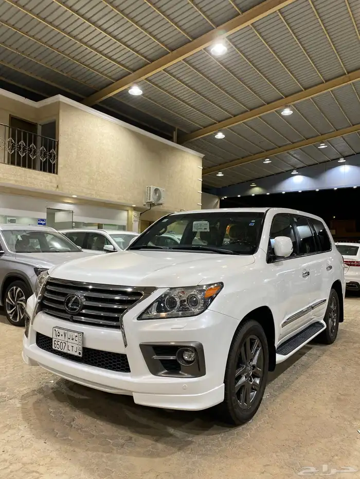 للبيع لكزس LX570 دي دي 2015 فل كامل عبداللطيف مخزن عداد 40 0