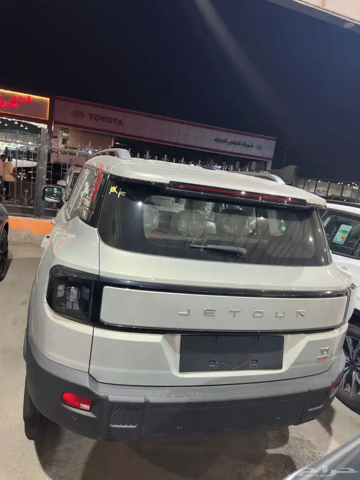 جيتور T1 لاكجري 2025 ذهبي غامق ابيض فضي 4