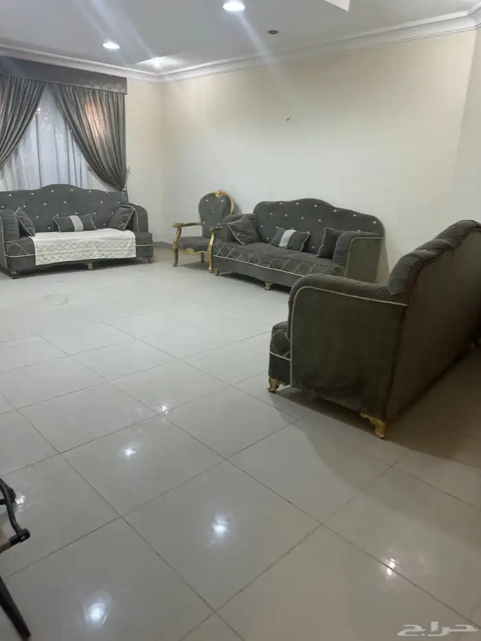 السلام عليكم غرفه نوم كذلك كنب كذلك مكيفات شبك 2 كذلك مطبخ 2