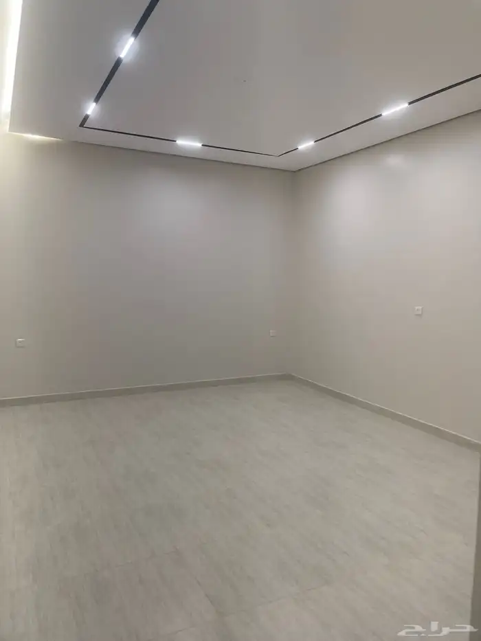 للبيع دور فاخر بمخطط شاطئ1 تشطيب راق جدا - تصميم حديث 4