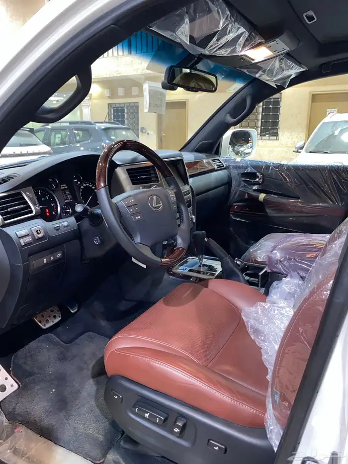 للبيع لكزس LX570 دي دي 2015 فل كامل عبداللطيف مخزن عداد 40 10