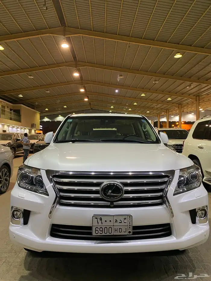للبيع لكزس LX570 دي دي 2014 عبداللطيف عداد قليل 86 الف 2