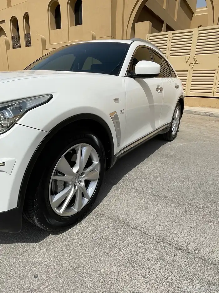 انفنتي QX70 فل كامل 2015 نظيف 9