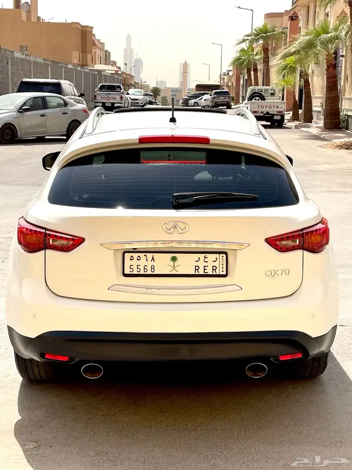 انفنتي QX70 فل كامل 2015 نظيف 24