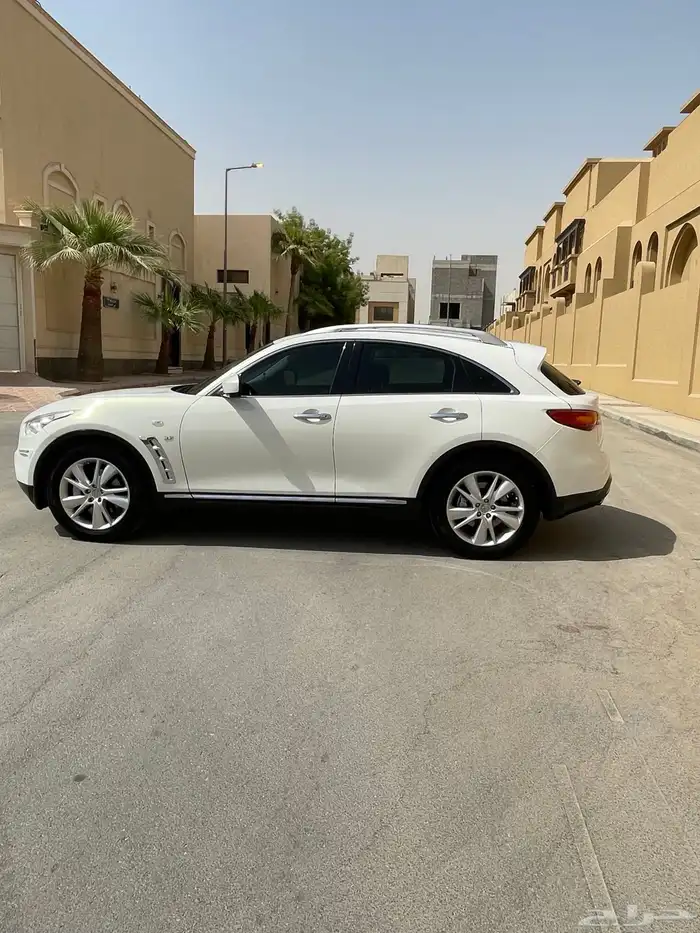 انفنتي QX70 فل كامل 2015 نظيف 11