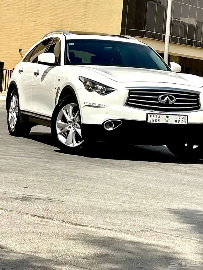 انفنتي QX70 فل كامل 2015 نظيف 5