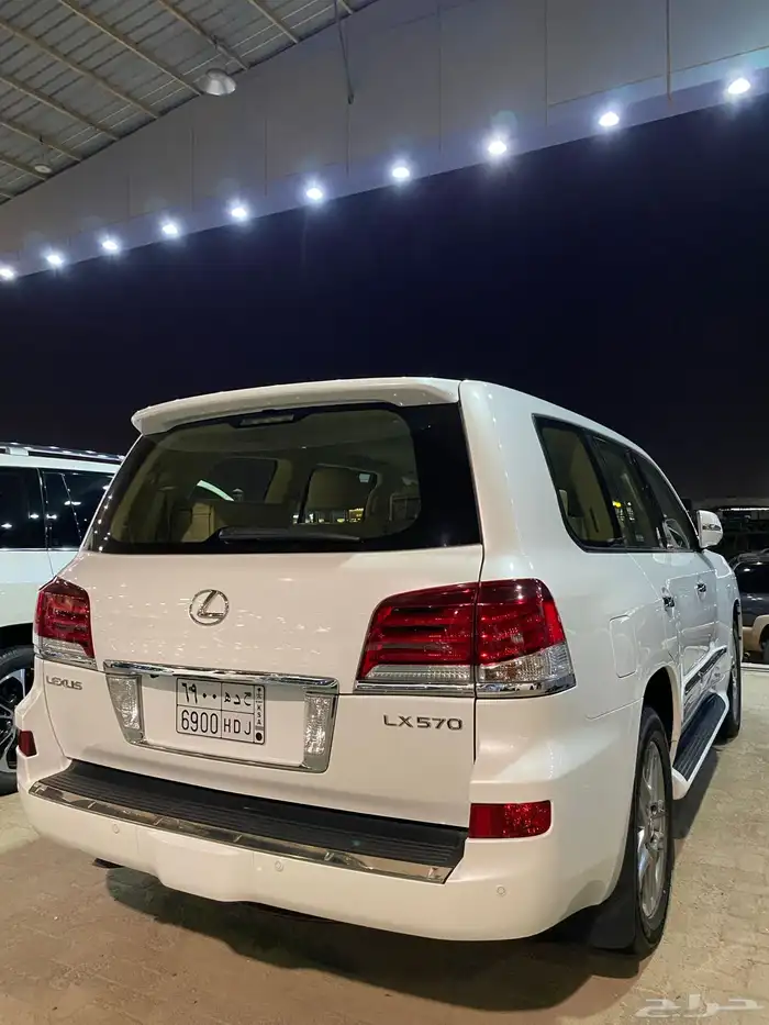 للبيع لكزس LX570 دي دي 2014 عبداللطيف عداد قليل 86 الف 6