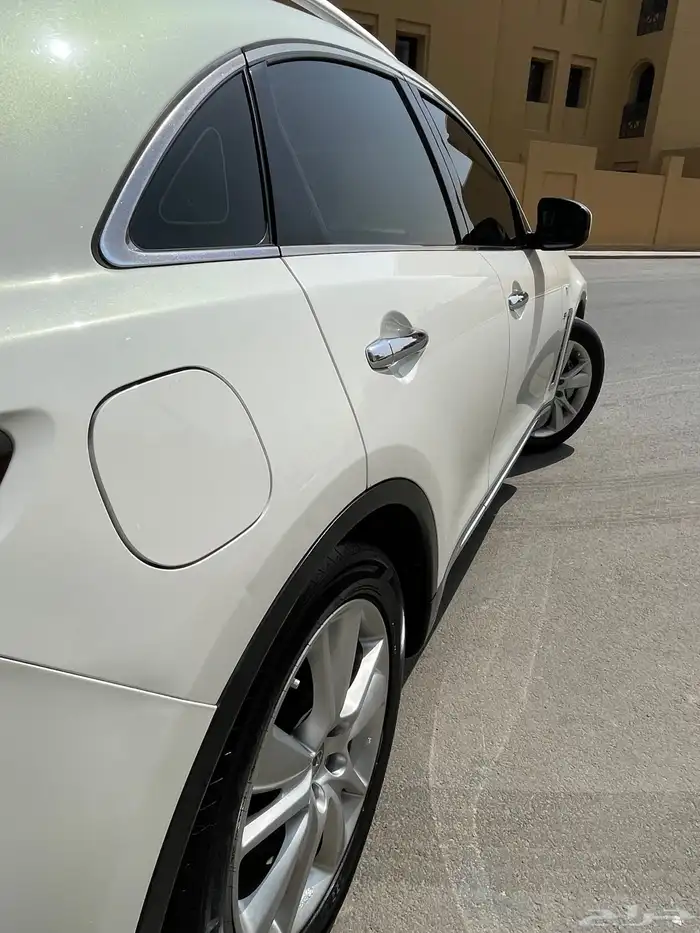 انفنتي QX70 فل كامل 2015 نظيف 22