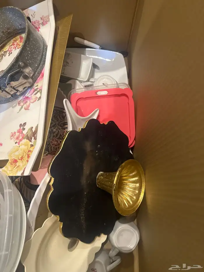 صحون وملاعق شبه جديده وقدور نظيفه وعلى الشرط 1