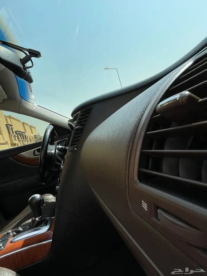 انفنتي QX70 فل كامل 2015 نظيف 37