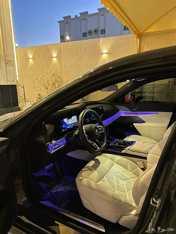 للبيع بي ام دبليو 2025 740i شبه جديدة 15