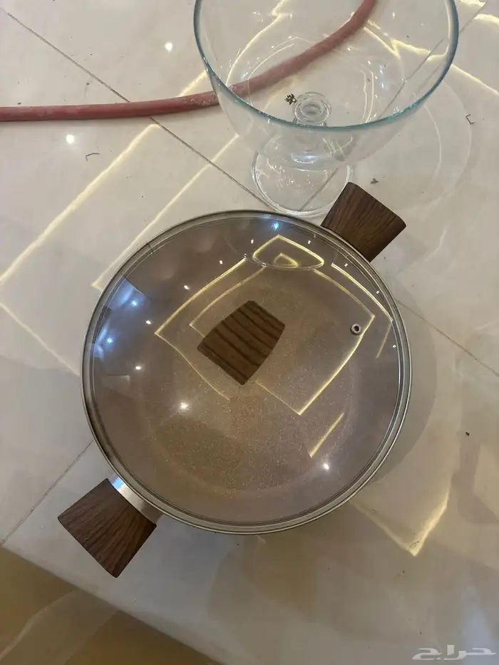 صحون وملاعق شبه جديده وقدور نظيفه وعلى الشرط 4