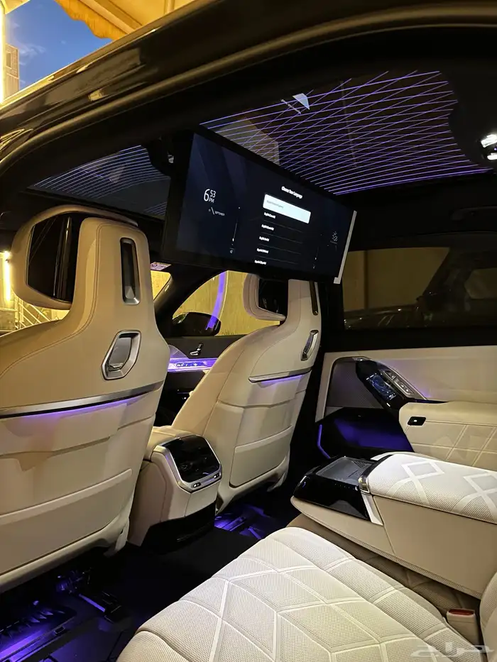 للبيع بي ام دبليو 2025 740i شبه جديدة 22