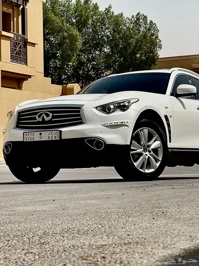 انفنتي QX70 فل كامل 2015 نظيف 17
