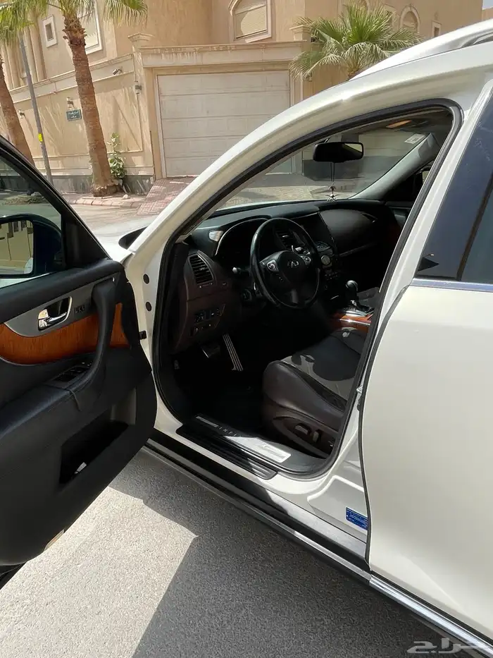 انفنتي QX70 فل كامل 2015 نظيف 25