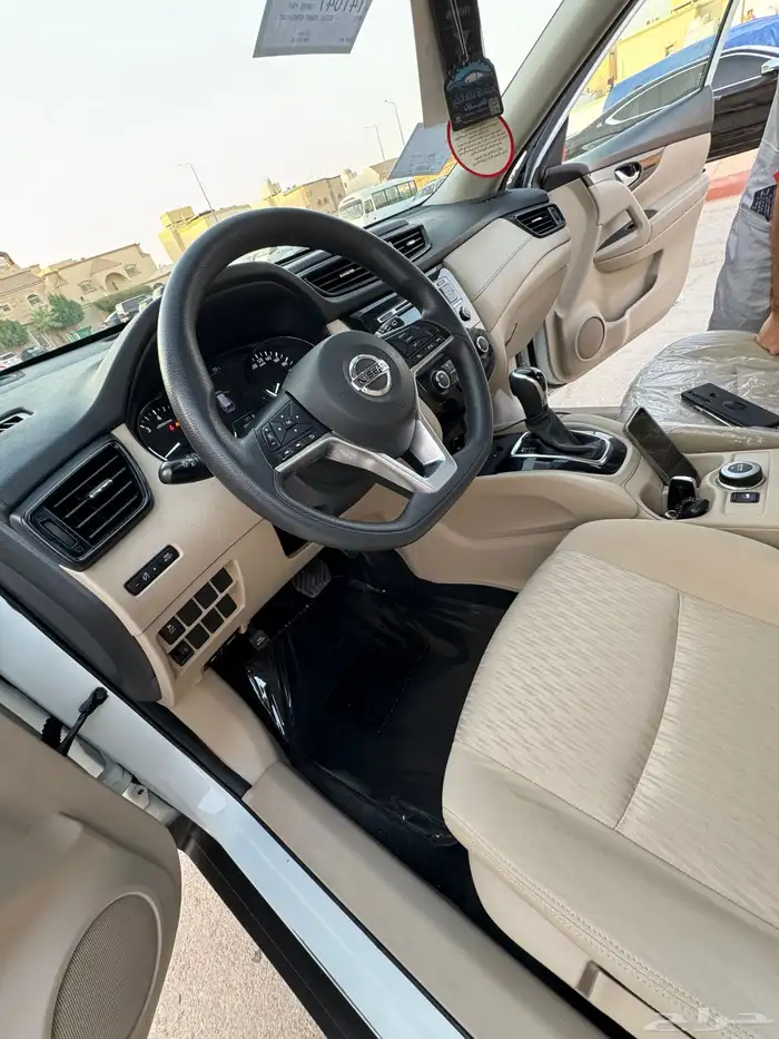 للبيع نيسان اكس تريل نظيف عداد قليل دبل 10