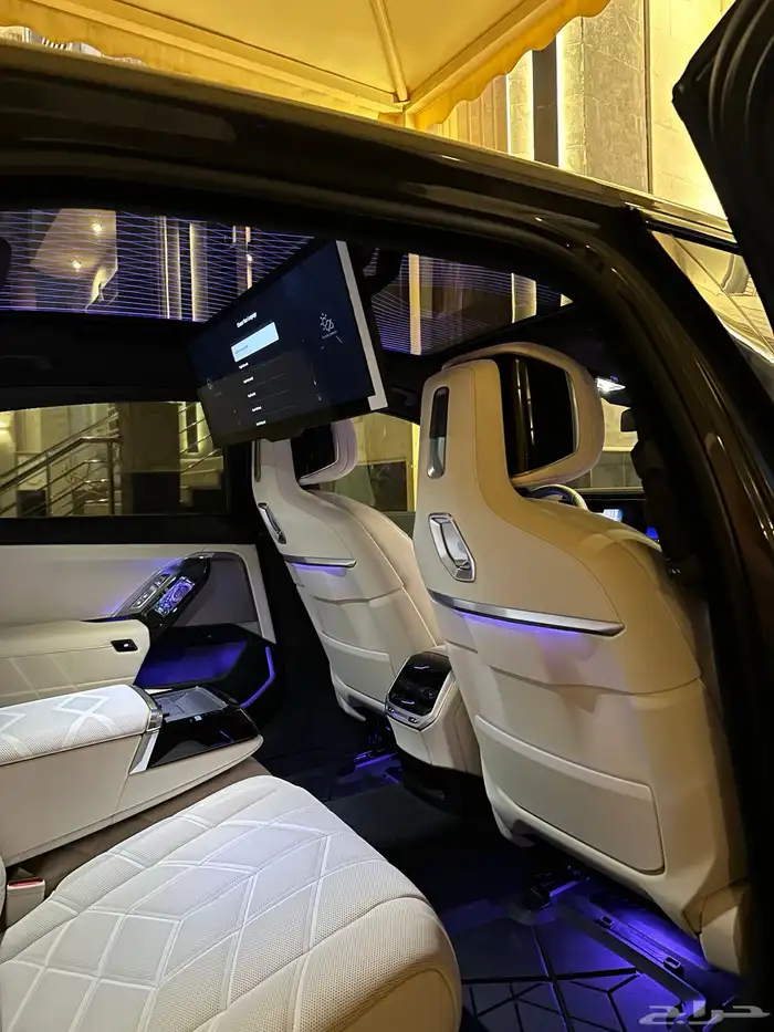 للبيع بي ام دبليو 2025 740i شبه جديدة 27