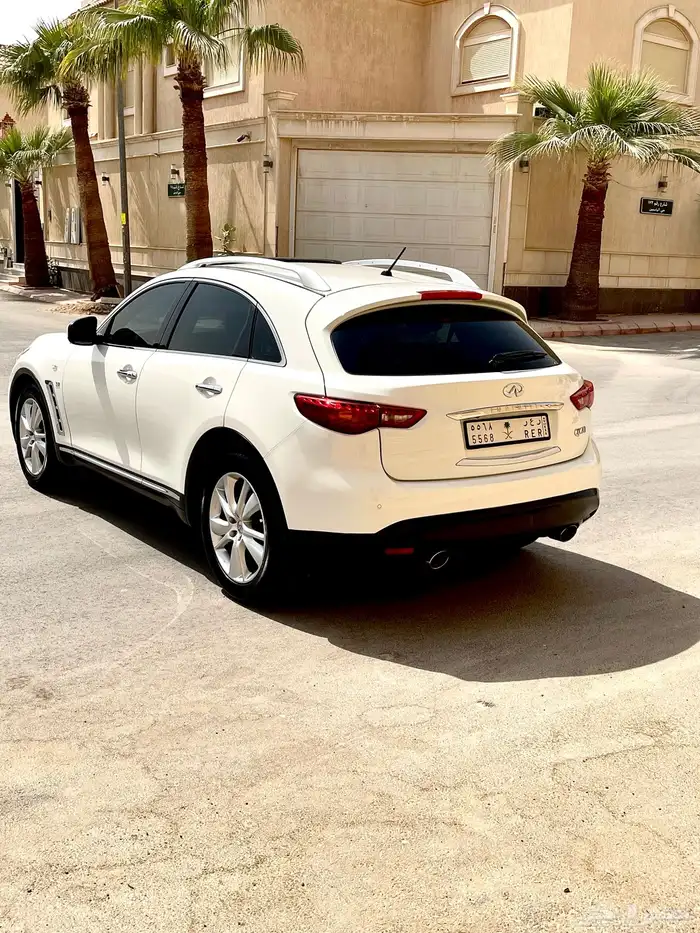 انفنتي QX70 فل كامل 2015 نظيف 23