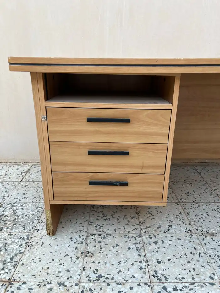 طاولة مكتبيه 2