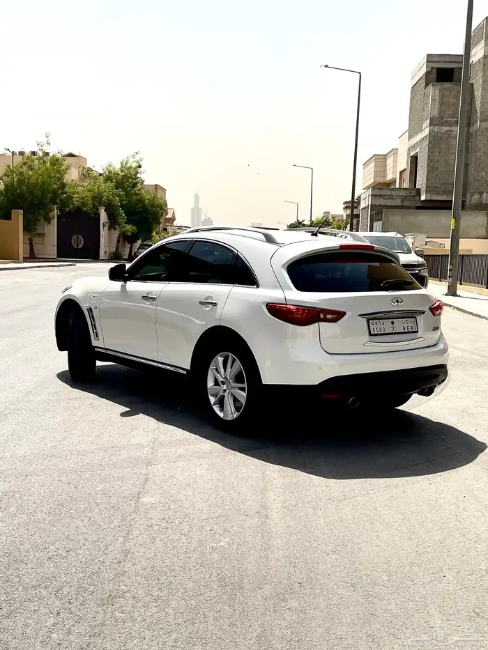 انفنتي QX70 فل كامل 2015 نظيف 20