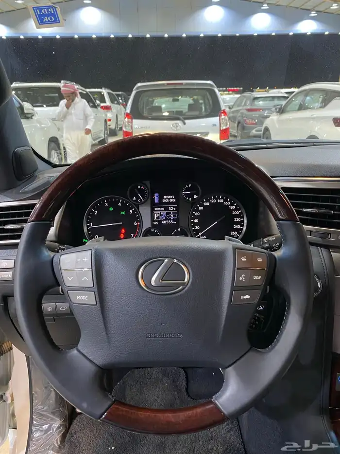للبيع لكزس LX570 دي دي 2015 فل كامل عبداللطيف مخزن عداد 40 17